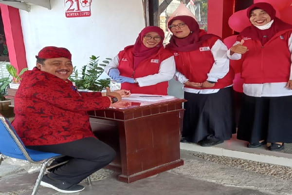 HUT PMI Ke-78, Kadinsos P3A Sumenep Lakukan Donor Darah