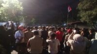 Diskotic Mini ‘Mr Ball di Tutup’ di Demo Ratusan Warga Sumenep