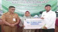 Dalam Melindungi Masyarakat, Bupati Sumenep Serahkan Kartu KUSUKA dan BPJS