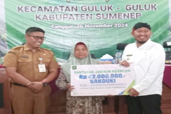 Dalam Melindungi Masyarakat, Bupati Sumenep Serahkan Kartu KUSUKA dan BPJS