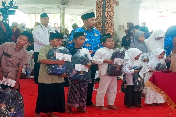 Peduli Anak Yatim, Bupati Sumenep Salurkan Bantuan Melalui Baznas