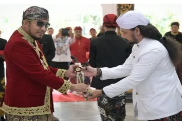 Bupati Sumenep Serahkan Pusaka Jamasan di Keraton Pendopo Agung