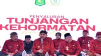 Bupati Sumenep Berikan Tunjangan Kehormatan Guru Ngaji Sebanyak 1225