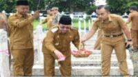 Momentum Hari Pahlawan, Wabup Sumenep Lakukan Tabur Bunga di Makam Pejuang