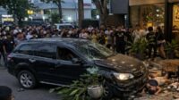 Lantaran Tak Bayar Jasa Lc, Mantan Kades Longos Tabrakkan Mobilnya Ke Pengunjung