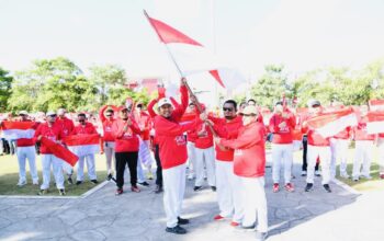 Bakar Semangat Kemerdekaan, Pemkab Sumenep Bagikan Bendera Merah Putih Secara Simbolis