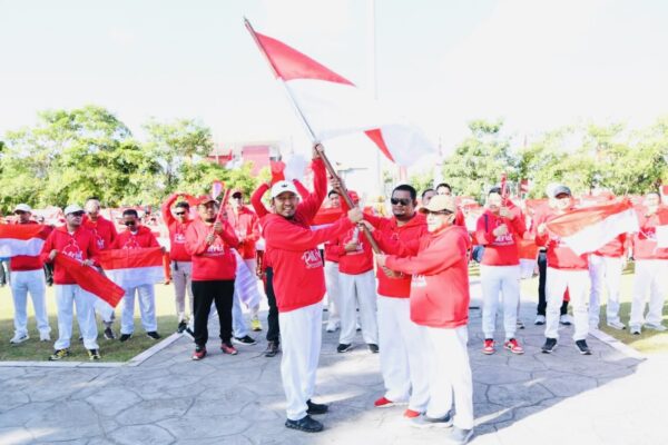 Bakar Semangat Kemerdekaan, Pemkab Sumenep Bagikan Bendera Merah Putih Secara Simbolis